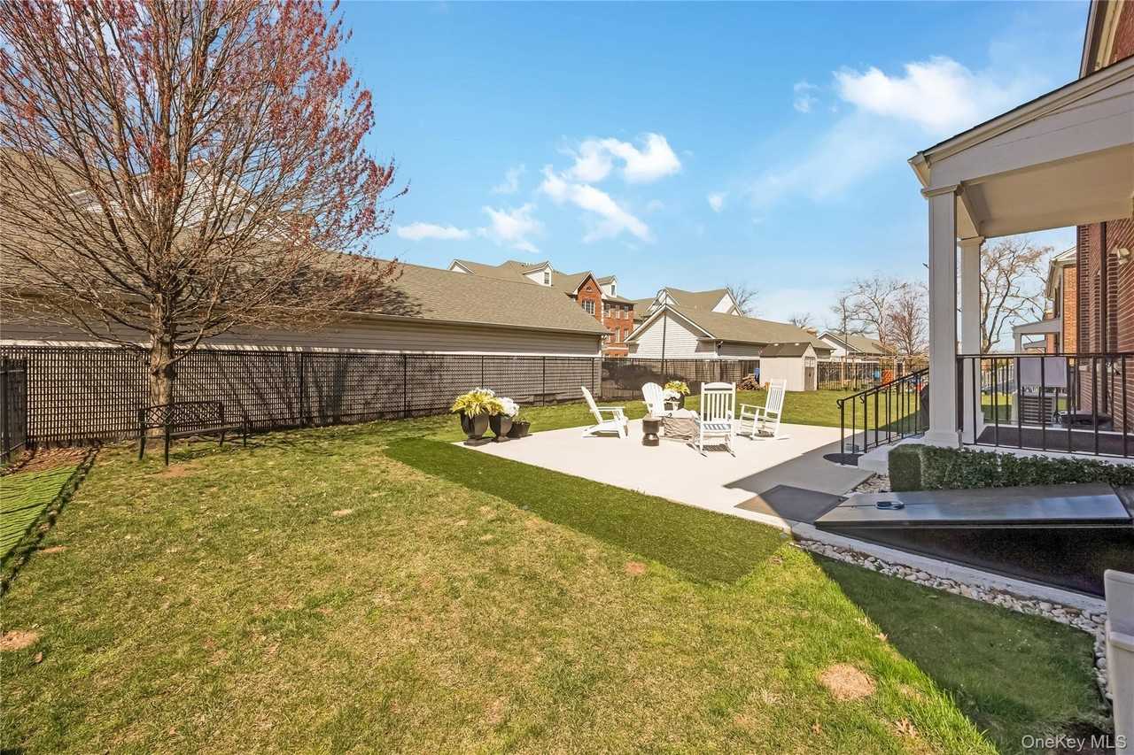 312 Ellington Ave E - Photo 5 of 32