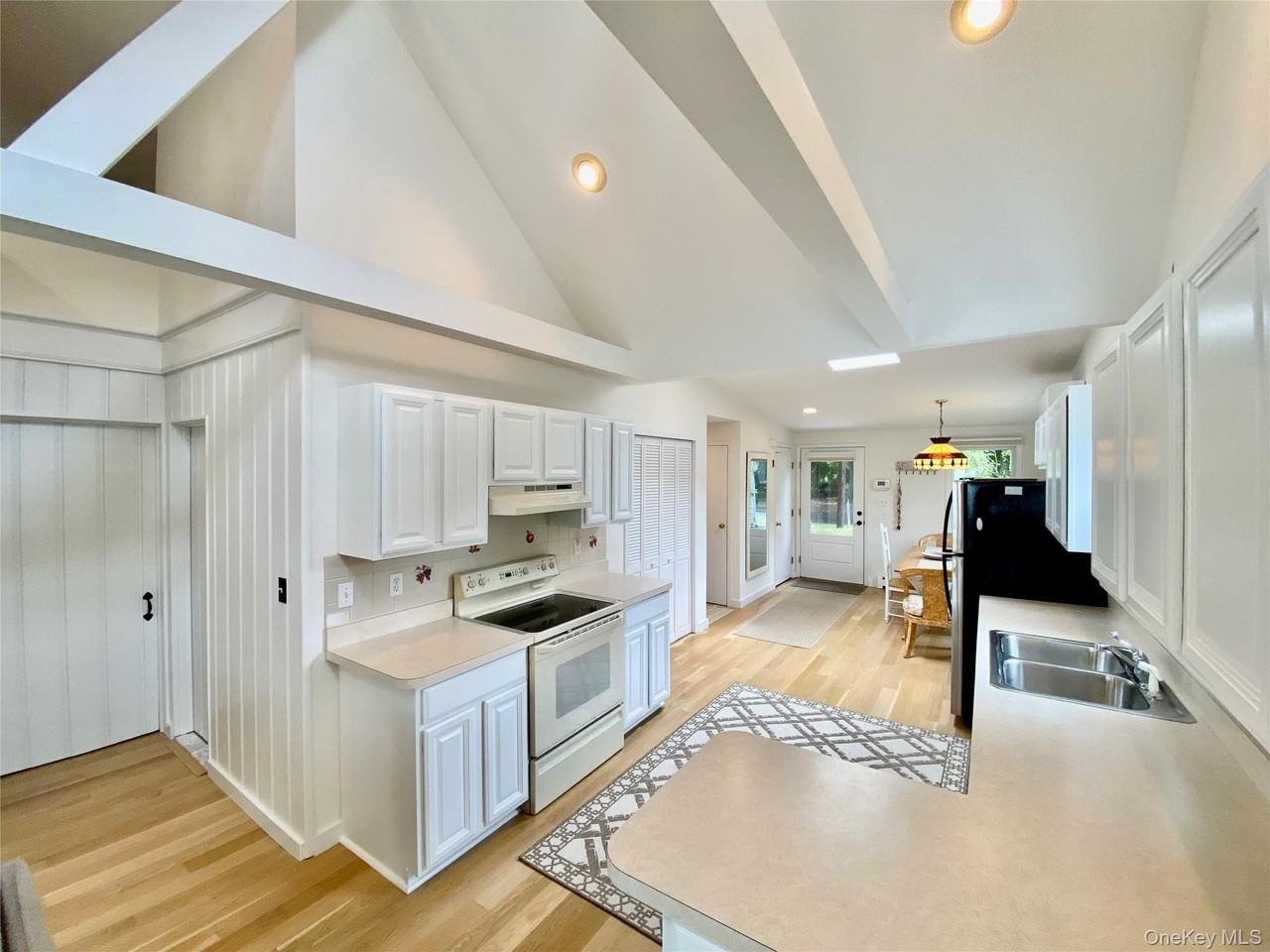 1875 Bayview Ave - Photo 3 of 17