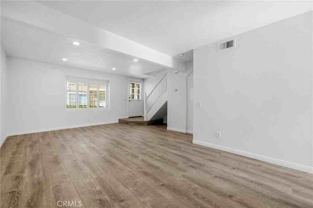 12 Fairside - Photo 3 of 14