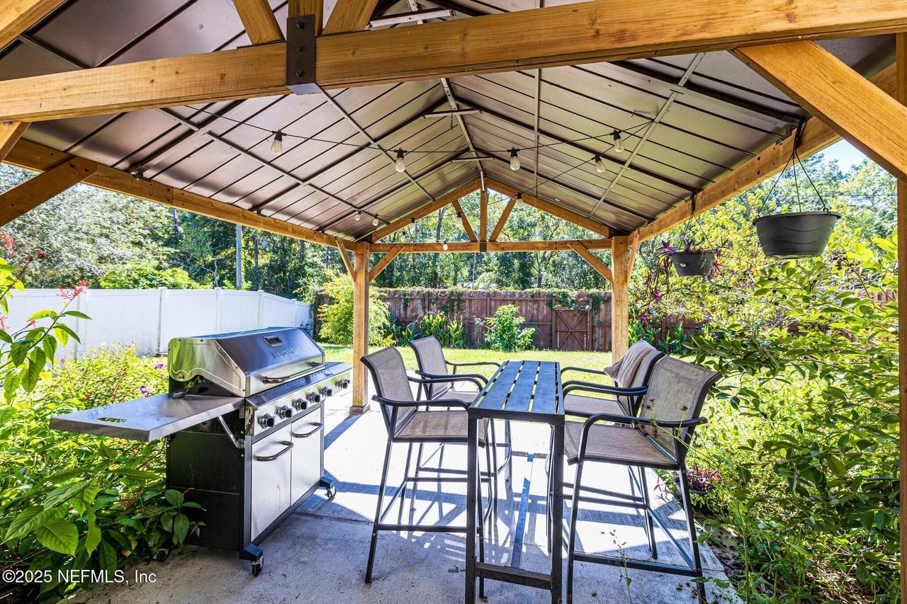 2408 Bonnie Lakes Dr - Photo 2 of 30