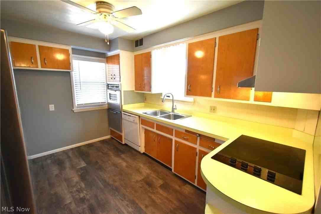 2761 Forestview Ave - Photo 7 of 44