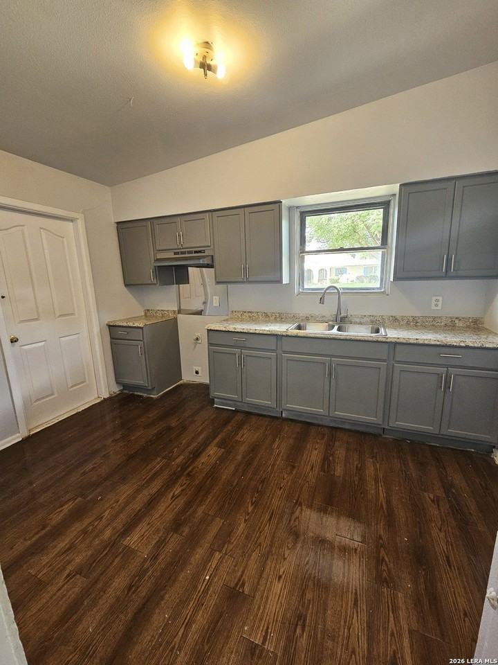 318 Hatcher Ave - Photo 2 of 10