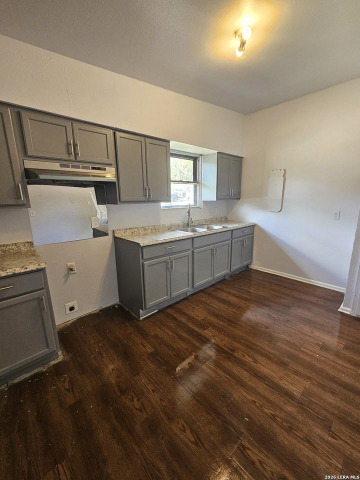 318 Hatcher Ave - Photo 3 of 10