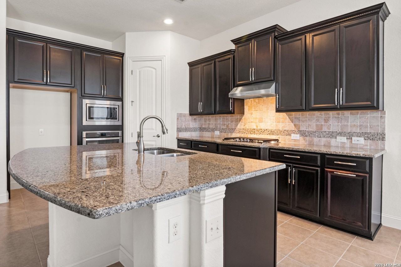 221 Aspen Dr - Photo 2 of 34