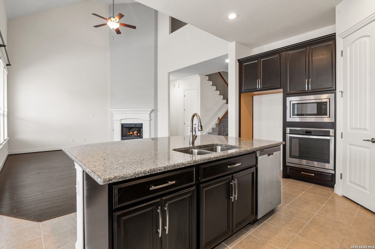 221 Aspen Dr - Photo 3 of 34