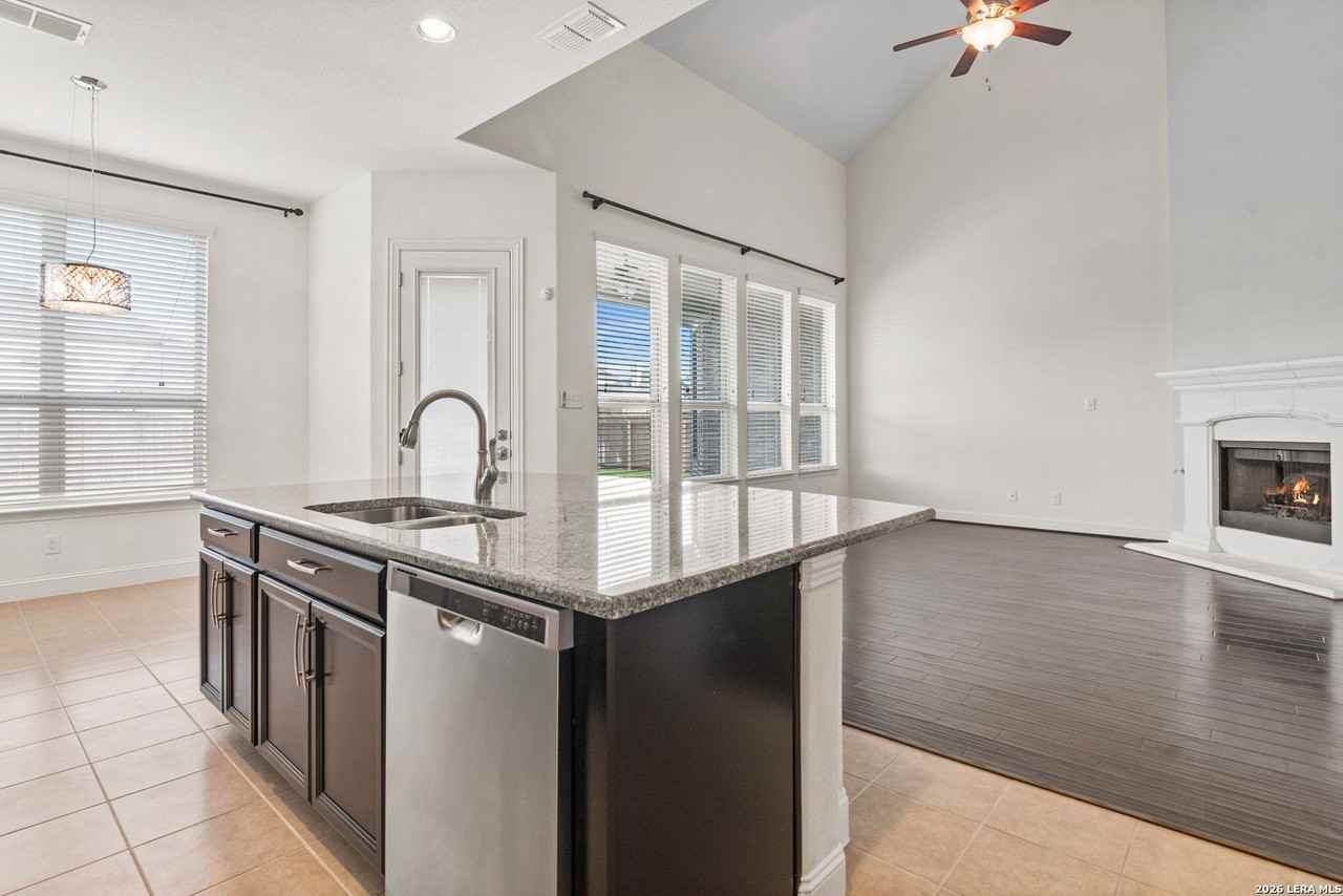 221 Aspen Dr - Photo 4 of 34