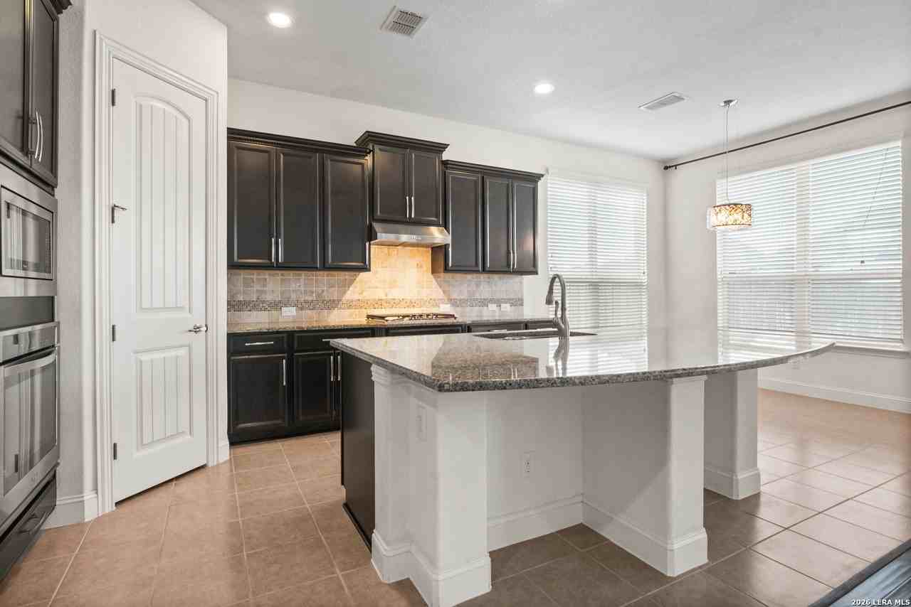 221 Aspen Dr - Photo 5 of 34