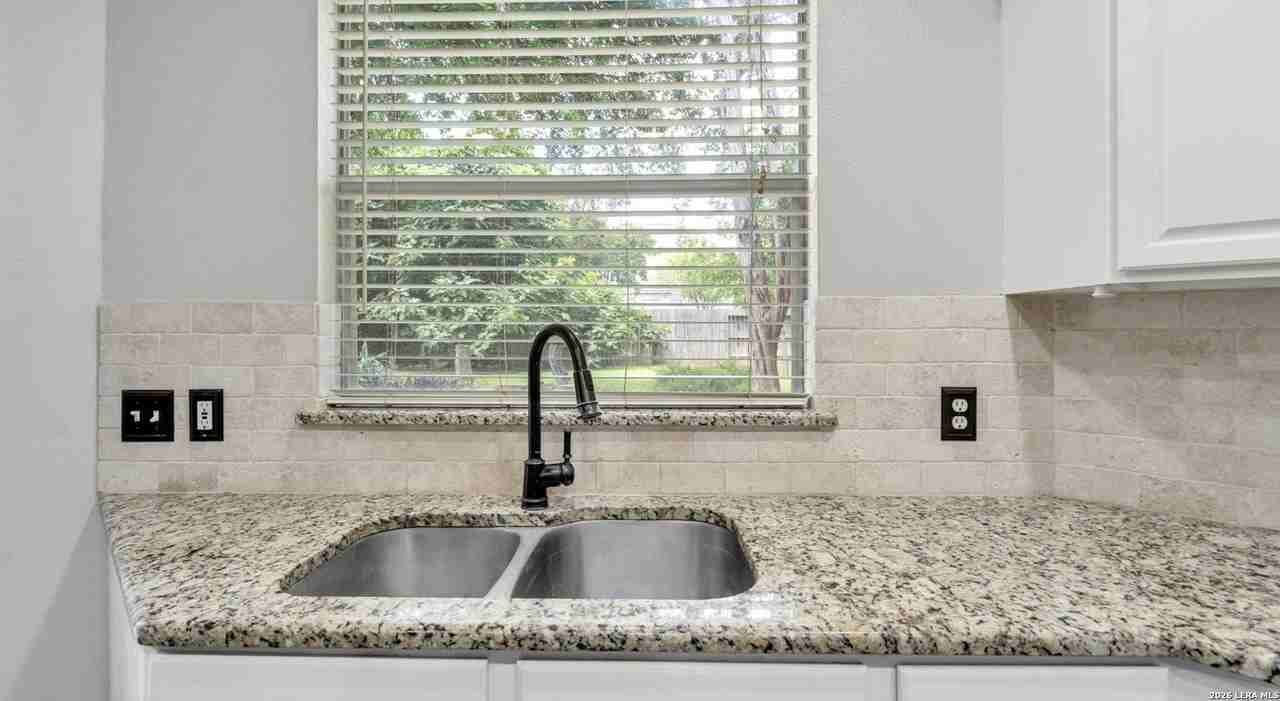 11223 Jadestone Blvd - Photo 7 of 23