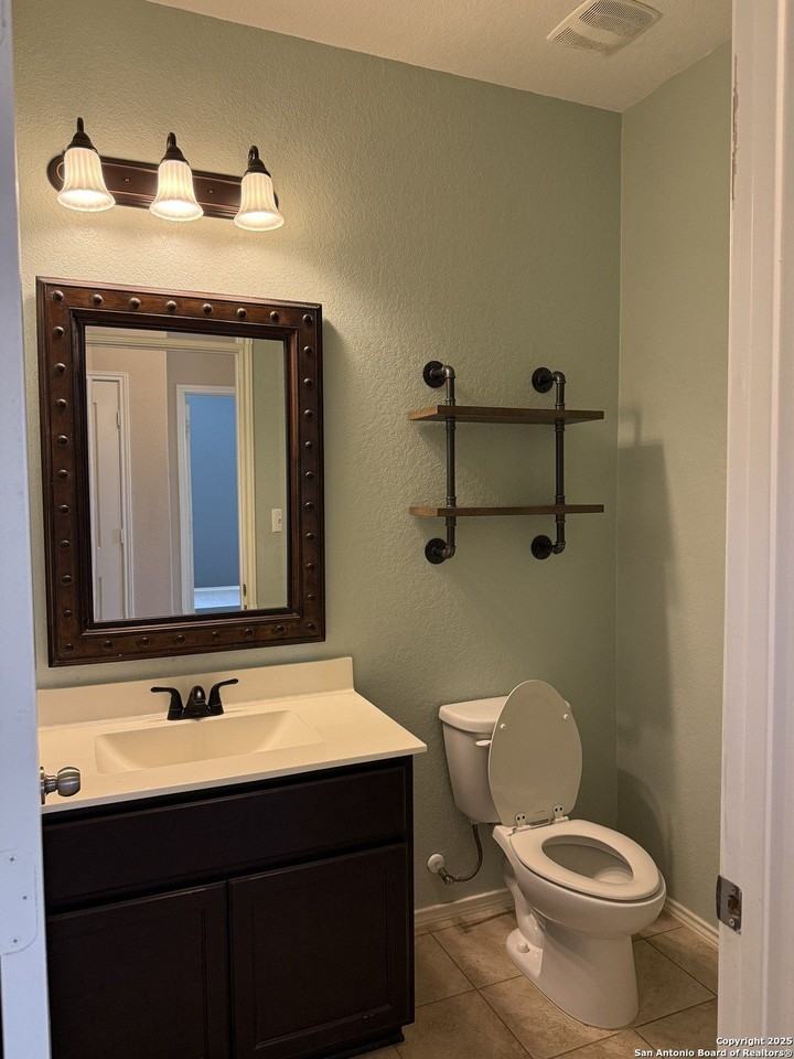 2055 Trumans Hl - Photo 5 of 38