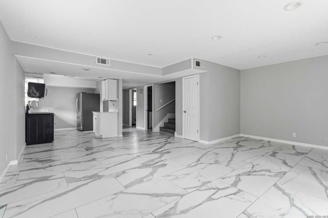 512 W Byrd Blvd - Photo 4 of 23