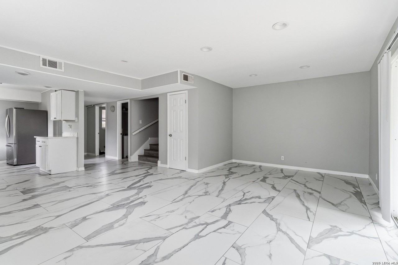 512 W Byrd Blvd - Photo 5 of 23