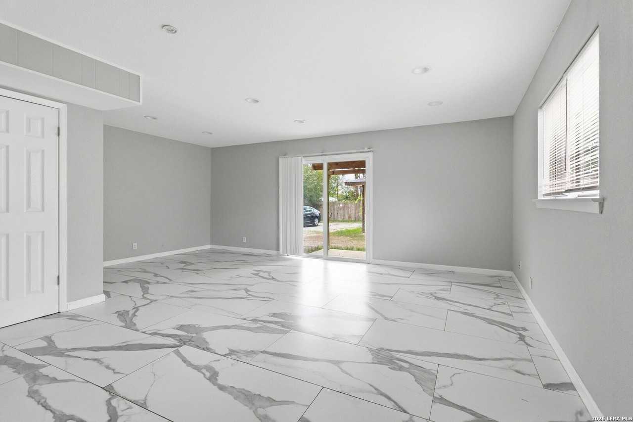 512 W Byrd Blvd - Photo 6 of 23