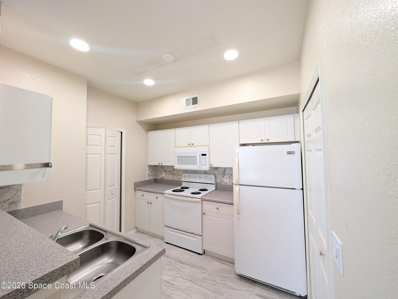 1757 Sophias Dr #204 - Photo 7 of 31