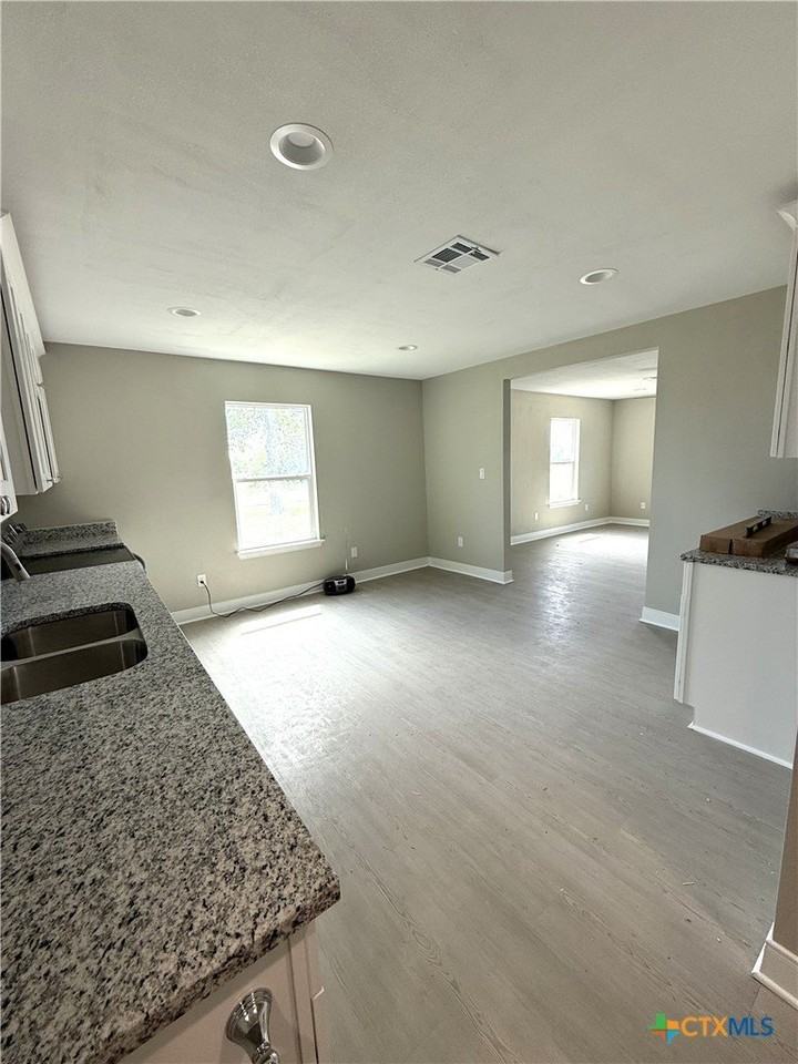 1851 Connell St - Photo 2 of 16