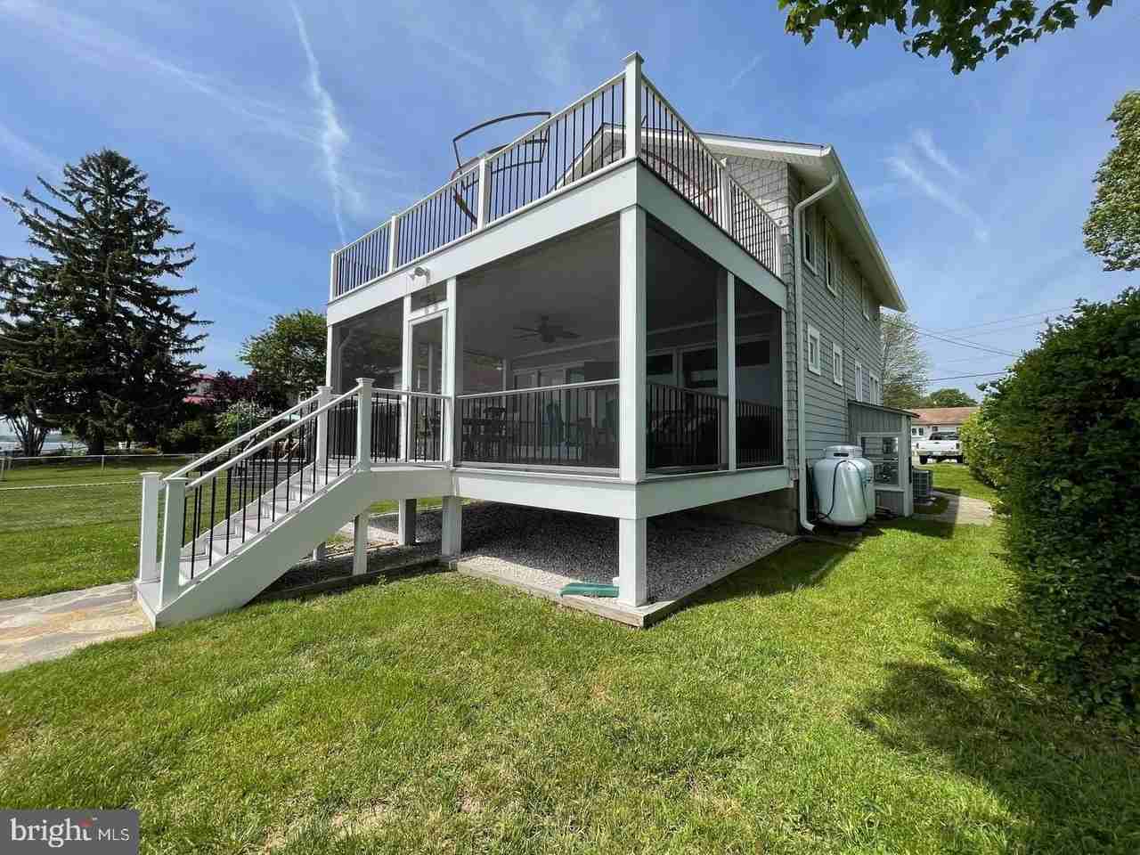 2513 Barrison Point Rd - Photo 3 of 18