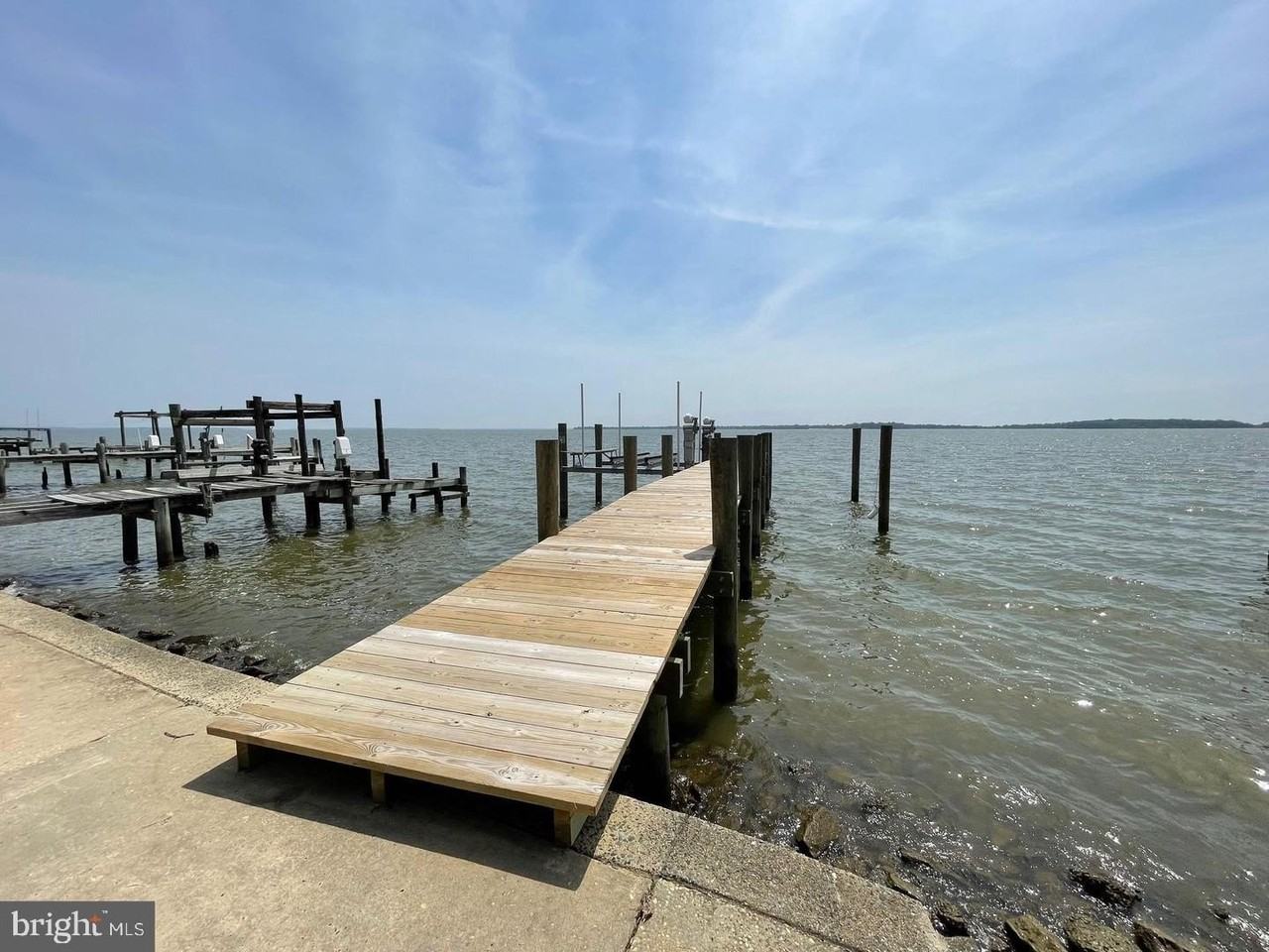2513 Barrison Point Rd - Photo 3 of 43