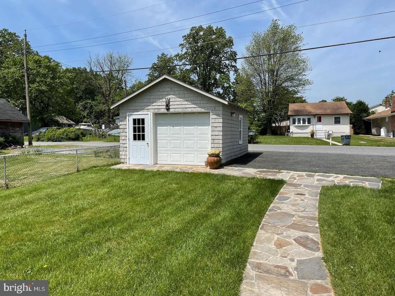 2513 Barrison Point Rd - Photo 5 of 43