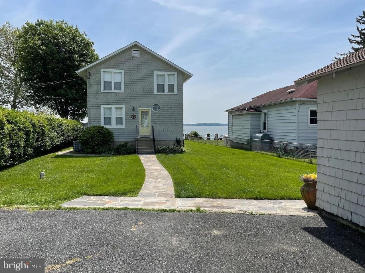 2513 Barrison Point Rd - Photo 4 of 43