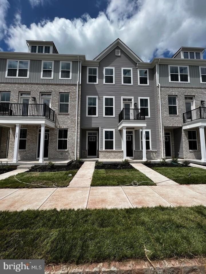 327 Foundry St - Photo 2 of 22