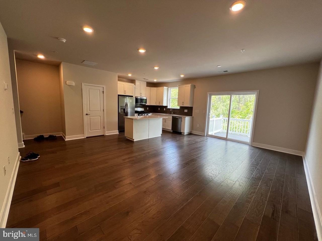 327 Foundry St - Photo 4 of 22