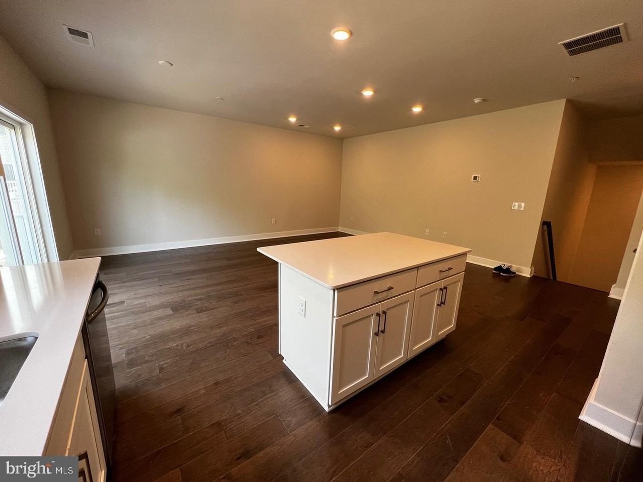 327 Foundry St - Photo 5 of 22