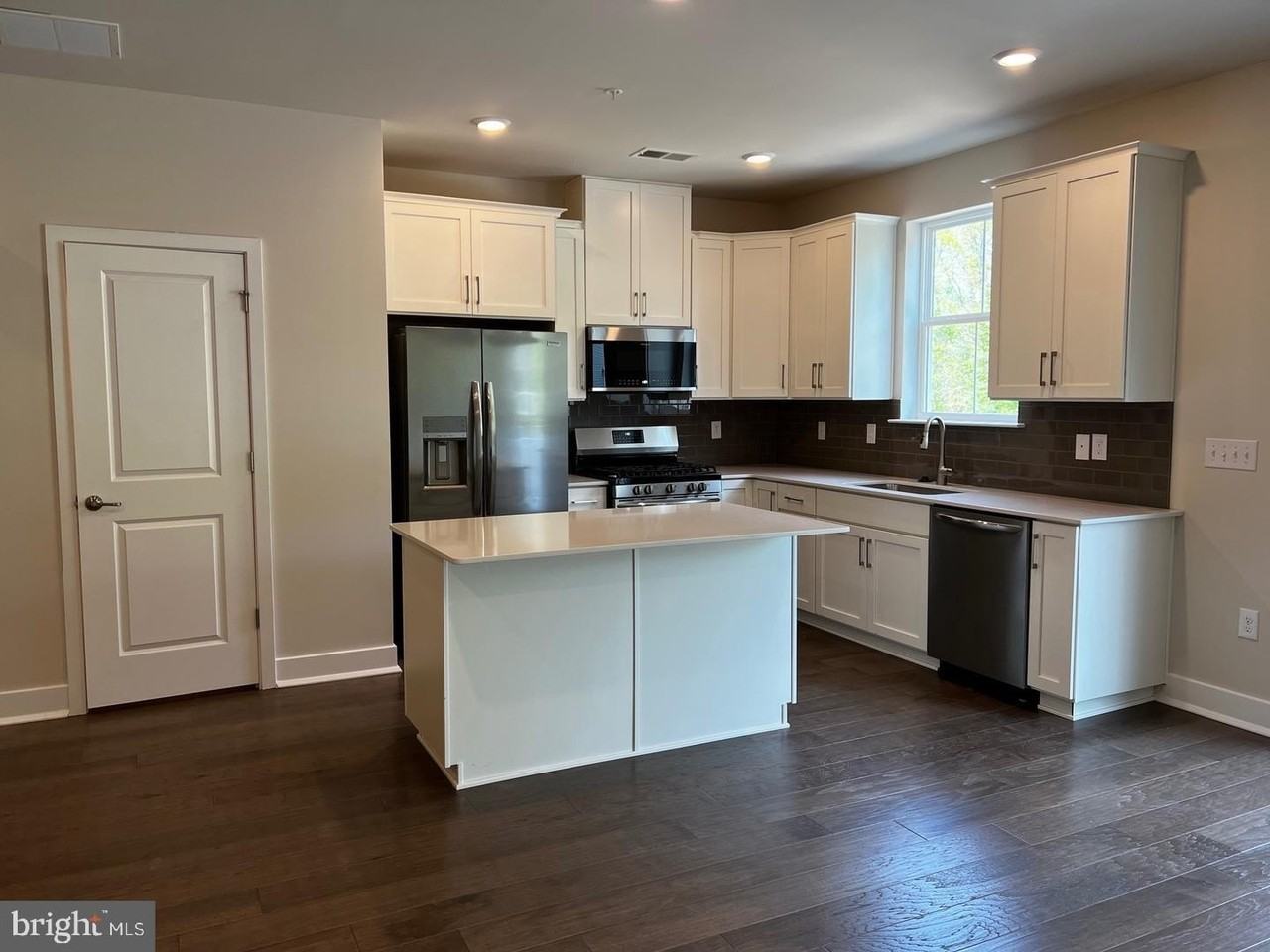 327 Foundry St - Photo 7 of 22