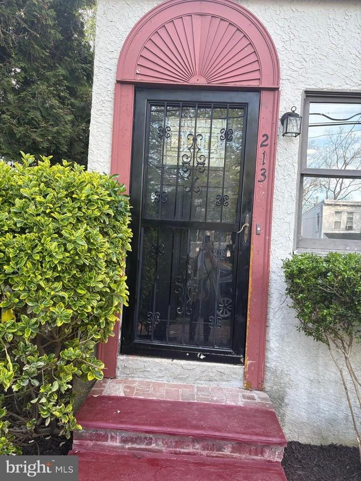 213 Vernon St - Photo 2 of 18