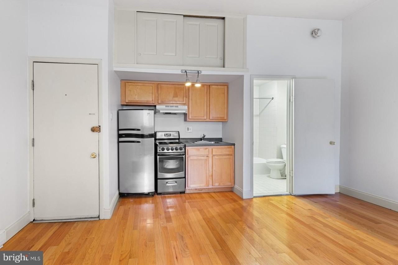 515 S 6th St #1R - Photo 2 of 17