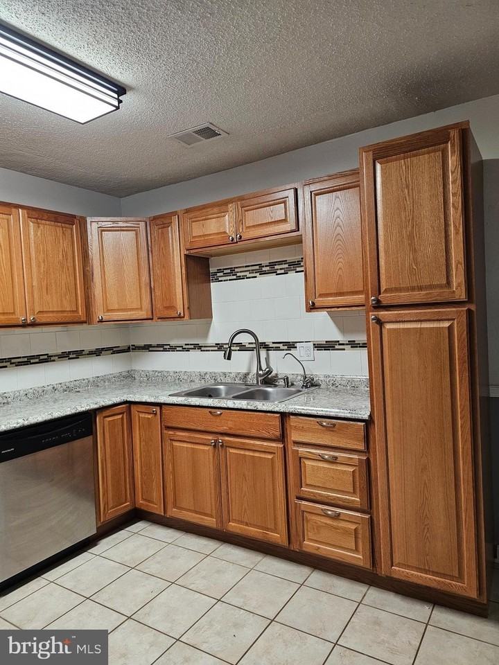 726 Olde Greenwich Cir - Photo 5 of 24