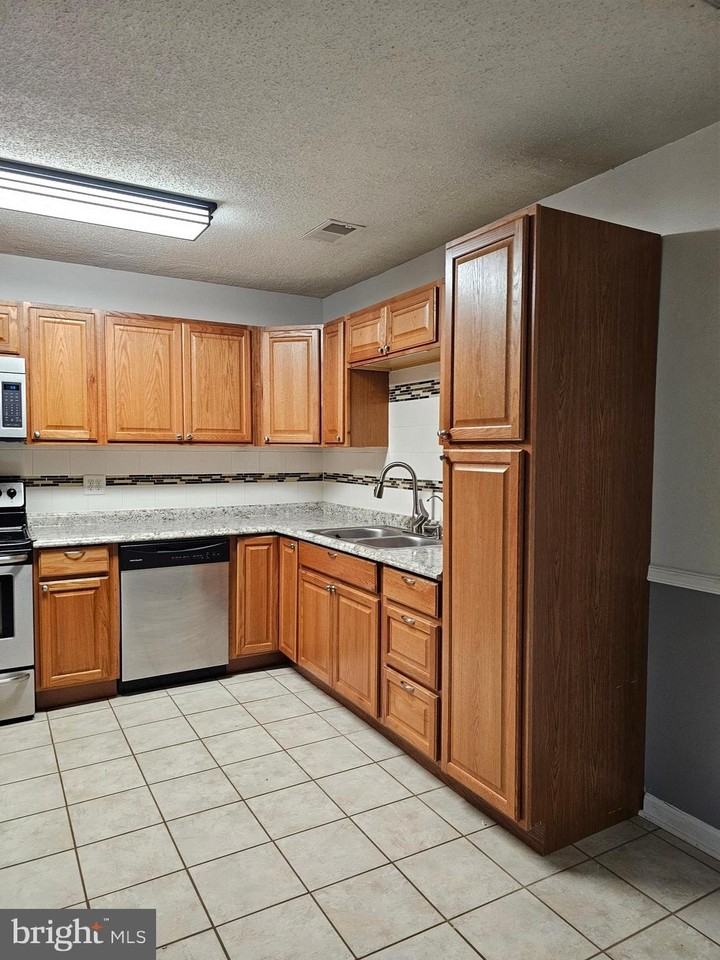 726 Olde Greenwich Cir - Photo 7 of 24