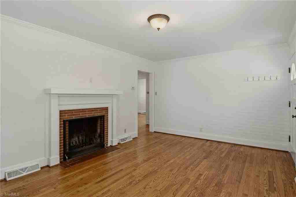 1008 Cleburne St - Photo 7 of 30