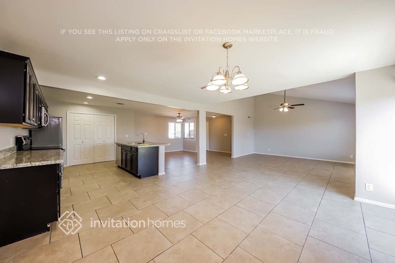 9709 N 57th Ave - Photo 5 of 15