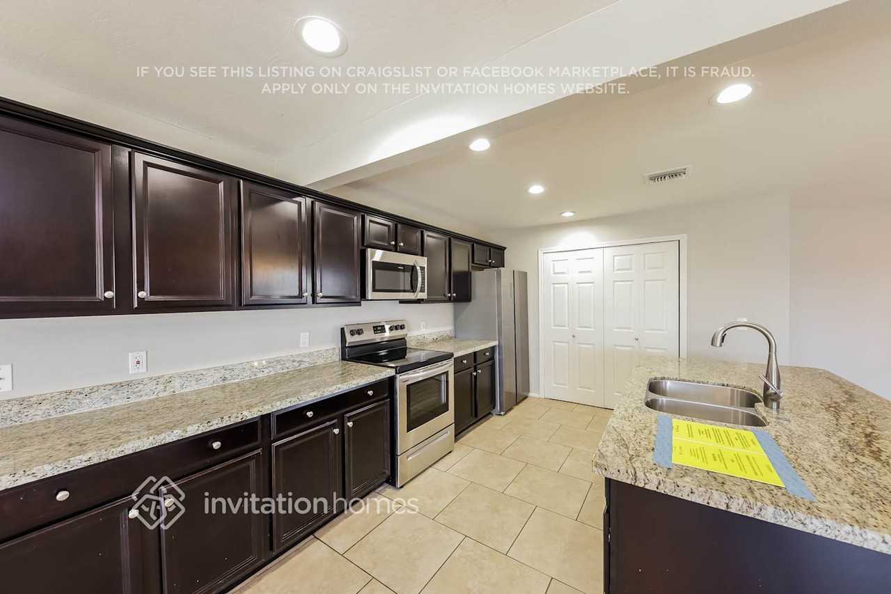 9709 N 57th Ave - Photo 6 of 15