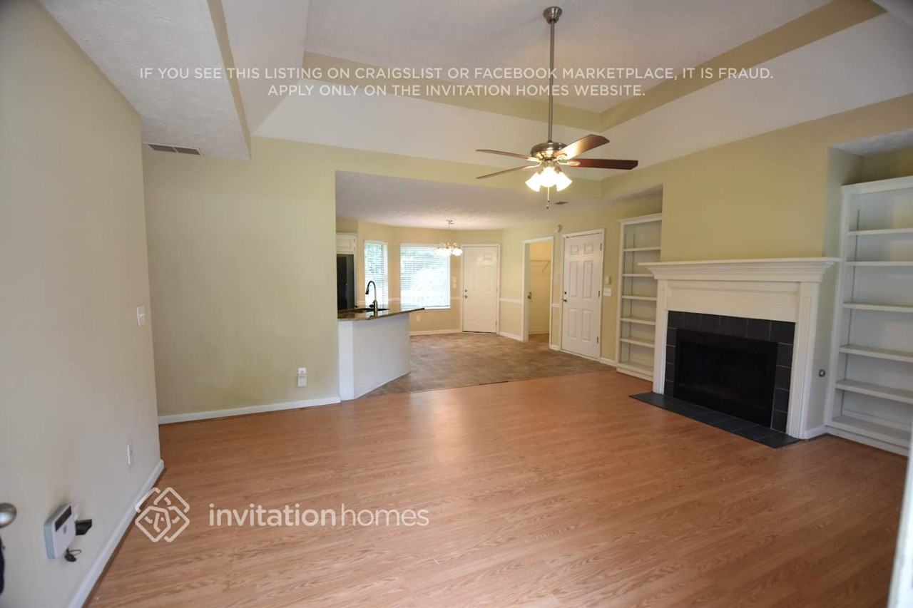 210 Lakefront Dr - Photo 3 of 13