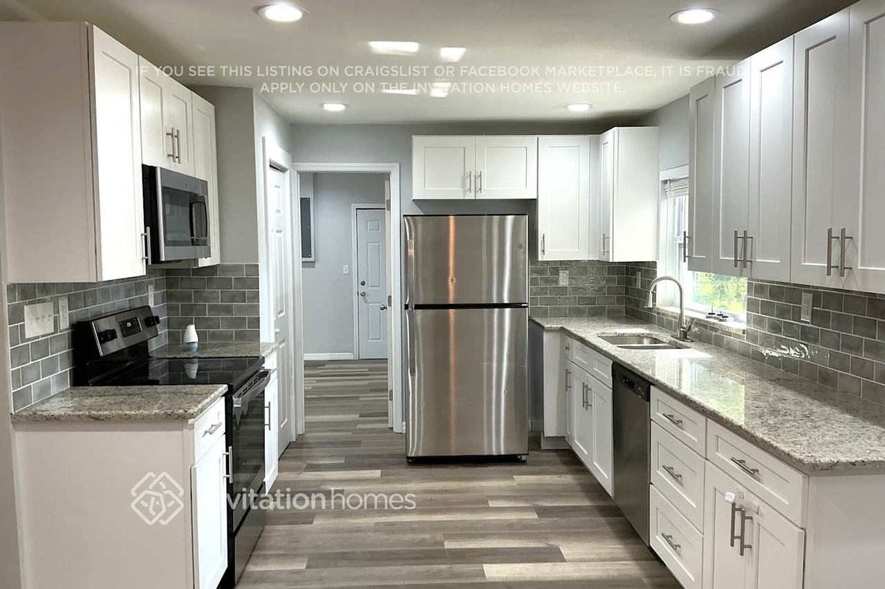 1938 Summit Dr - Photo 4 of 12