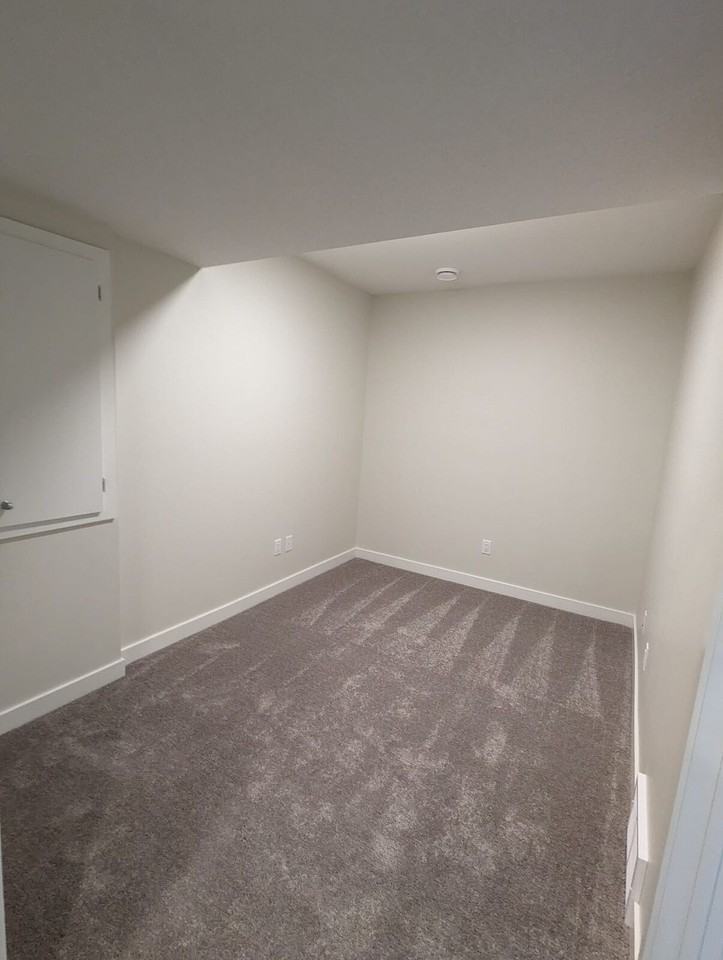 15661 18 Avenue, Down , Edmonton, Alberta, Canada, T6W 5C2 - Photo 7 of 8