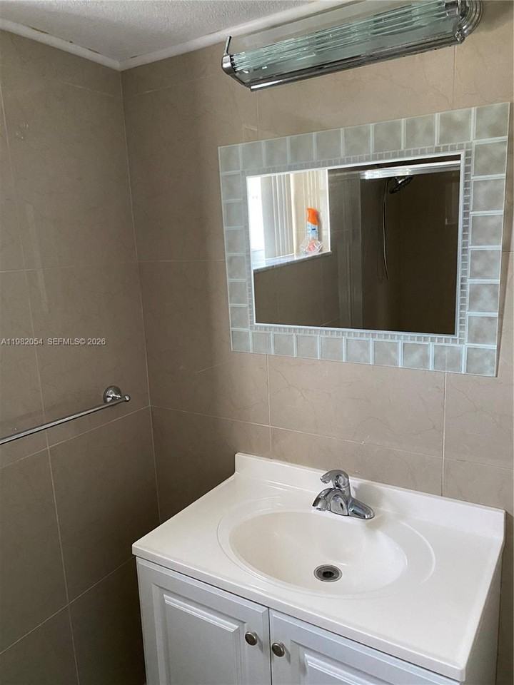 802 Northeast 26th Avenue #802 - Photo 6 of 10