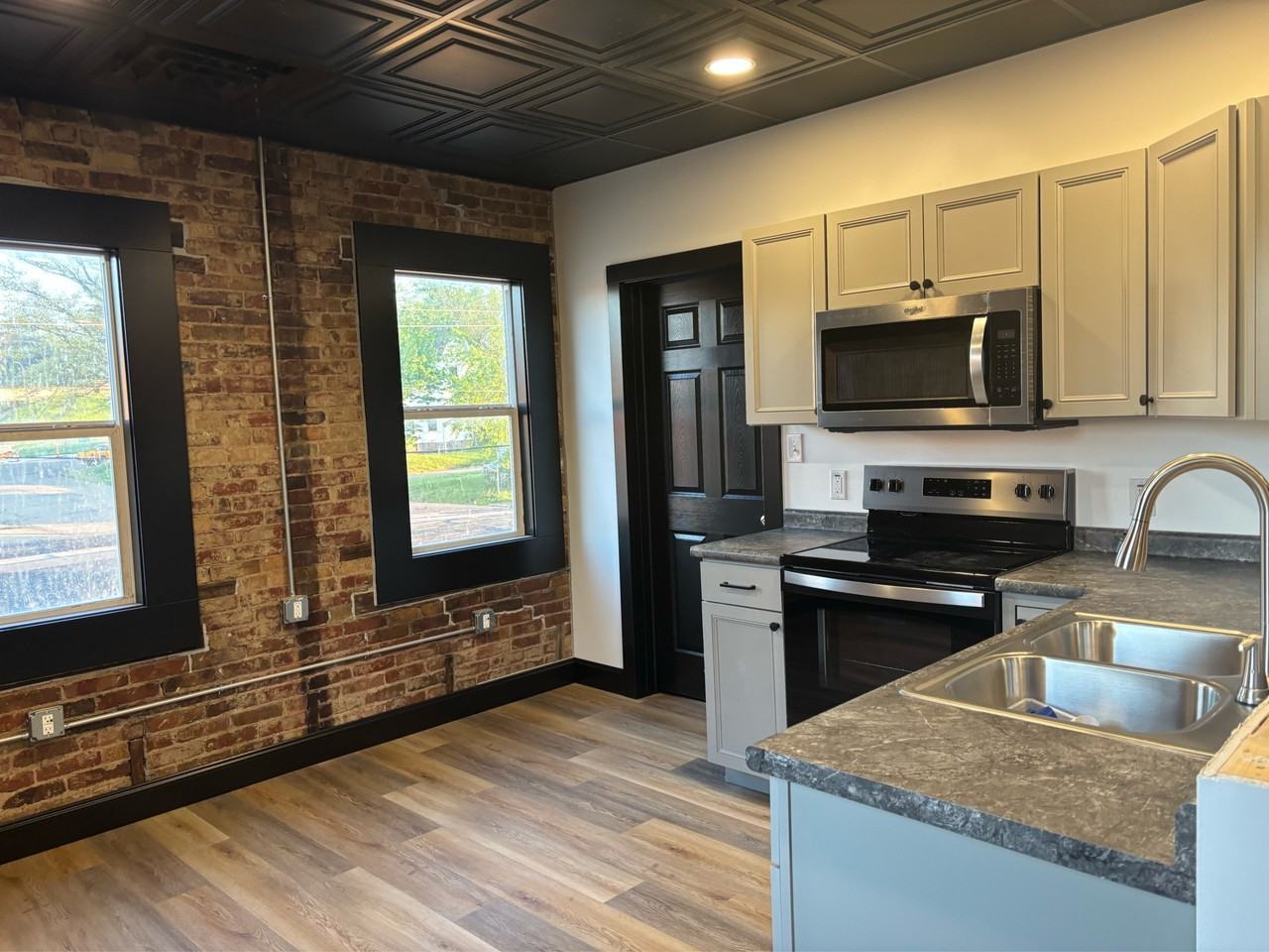 510 Commissioner St #7 - Photo 3 of 15