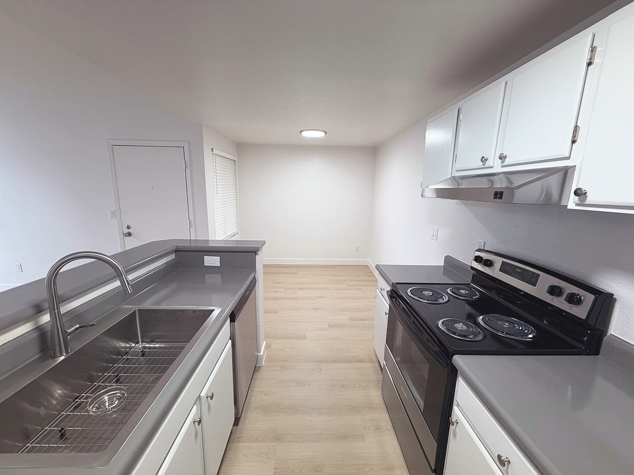 Wellington Place Apartments - Photo 5 of 23