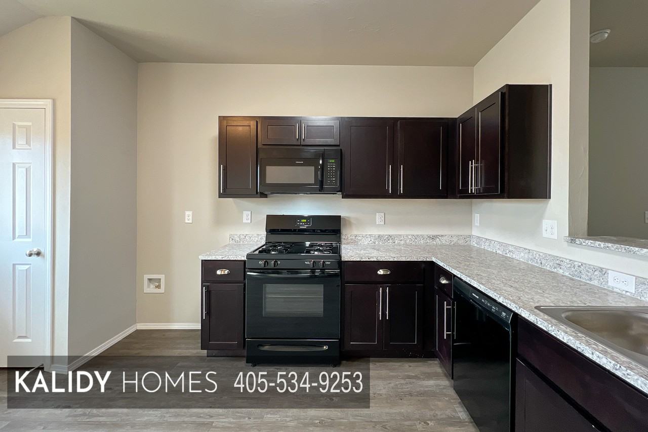4301 Driftwood Dr #1 - Photo 5 of 26