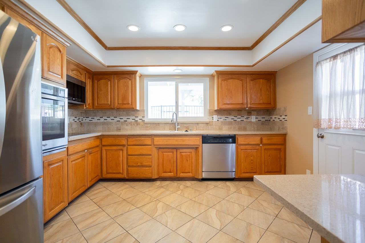 11801 Rexford Rd #1 - Photo 5 of 35