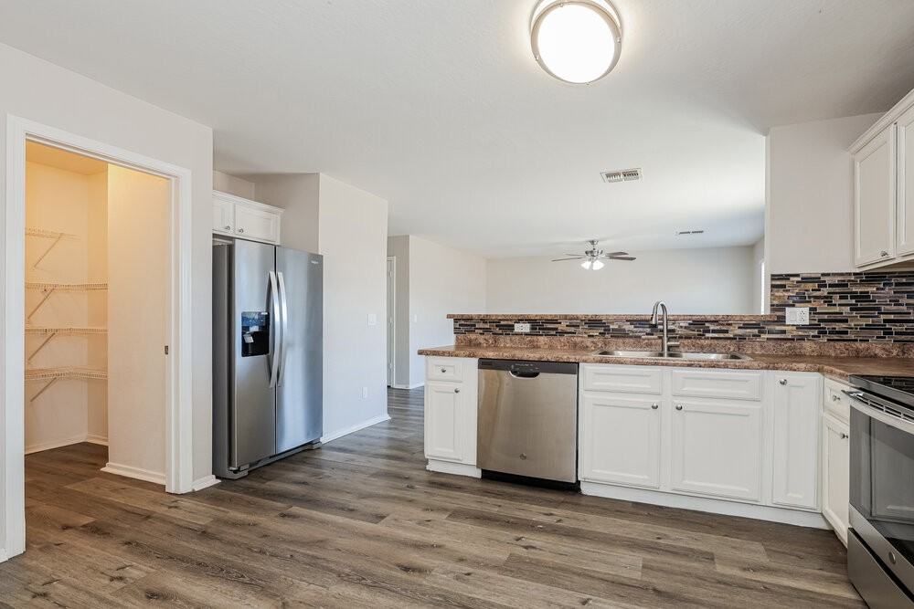 8338 W Kingman St - Photo 5 of 17