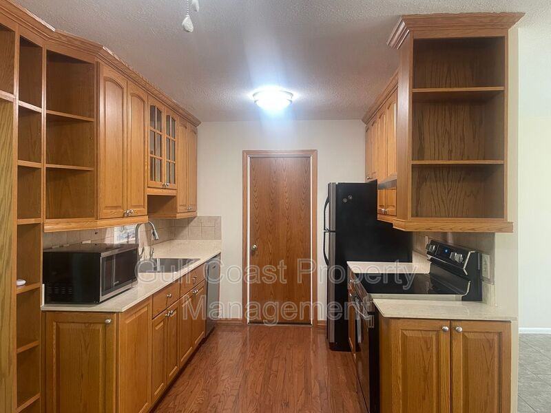 220 Avalon Rd - Photo 2 of 19