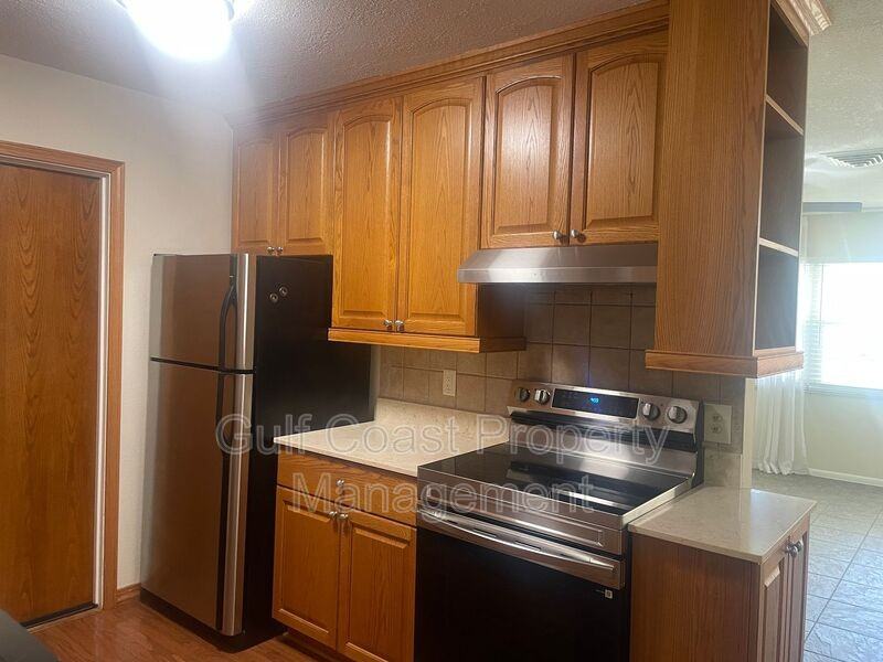 220 Avalon Rd - Photo 4 of 19