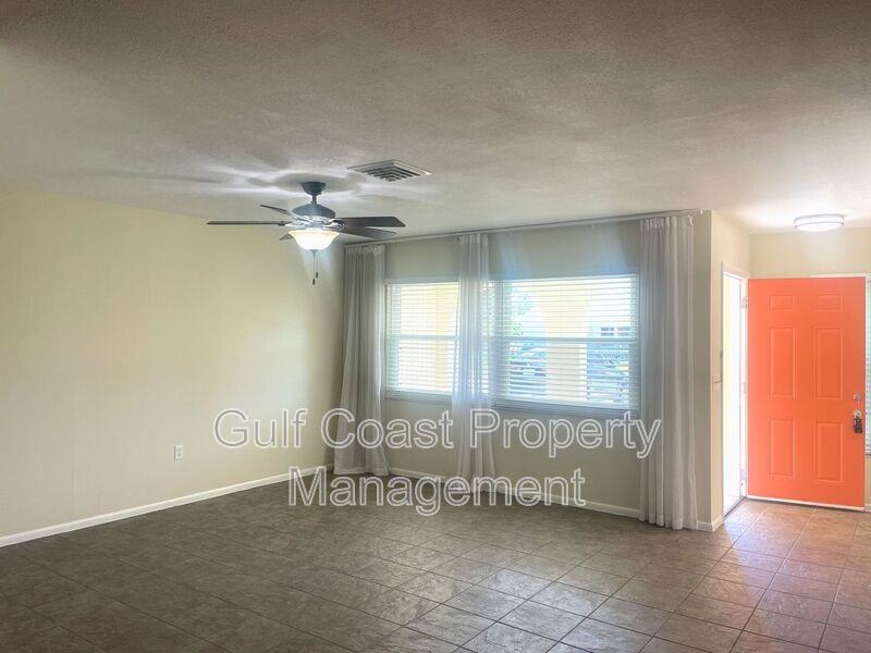 220 Avalon Rd - Photo 5 of 19