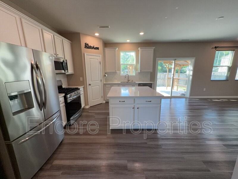 707 Eppsfield Ln - Photo 3 of 19