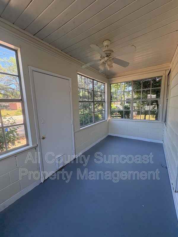 2134 Saxon St - Photo 3 of 10