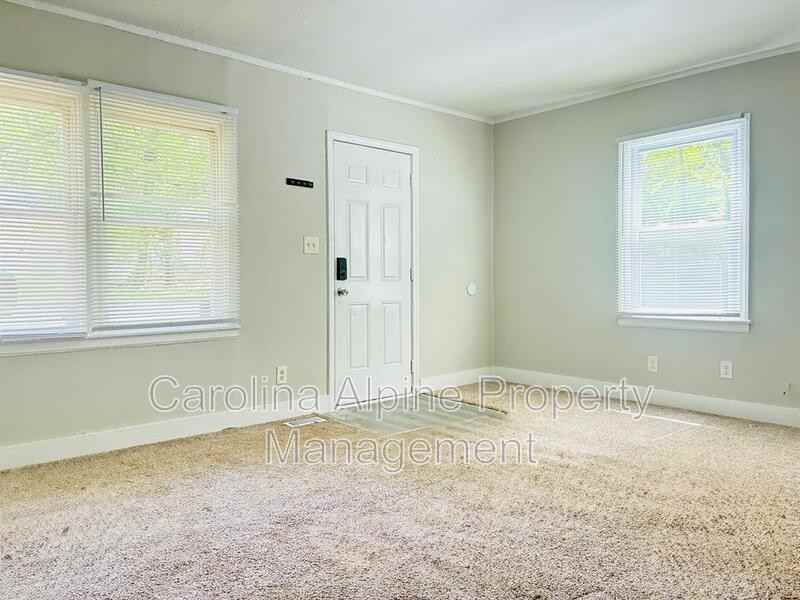 1138 Browns Ave - Photo 4 of 15