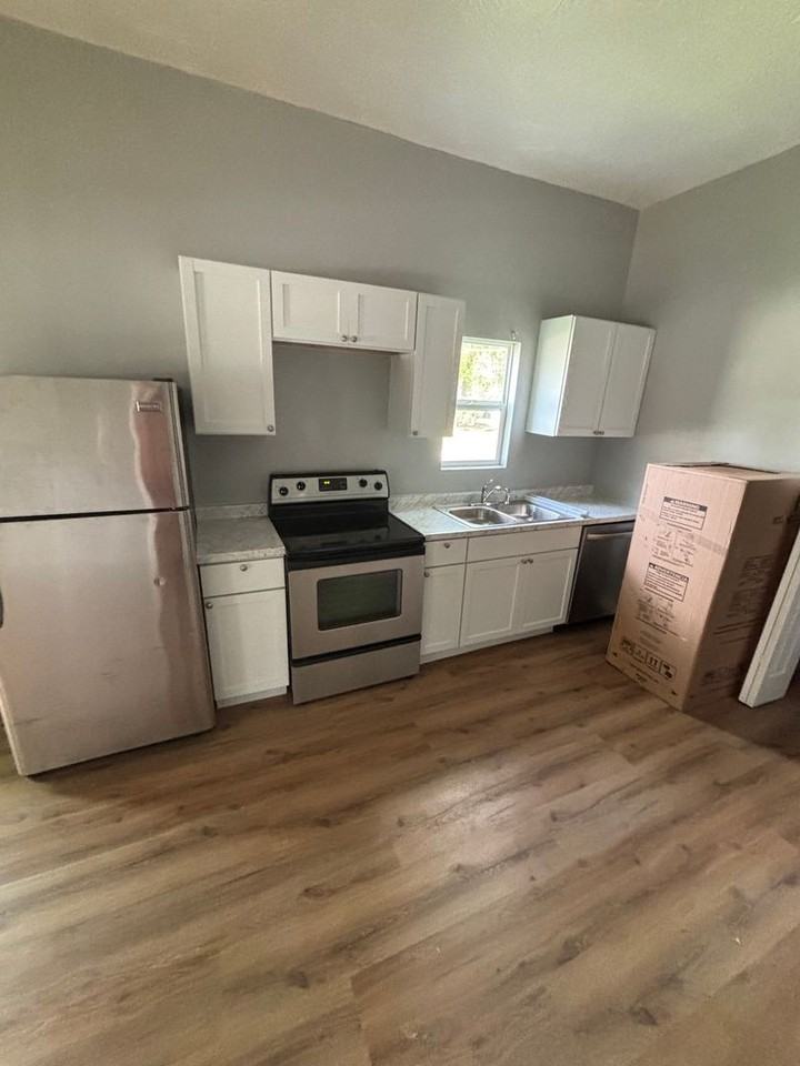 1636 N Sherman Ave - Photo 4 of 22