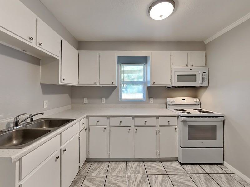 1908 W 16th St - Photo 3 of 25